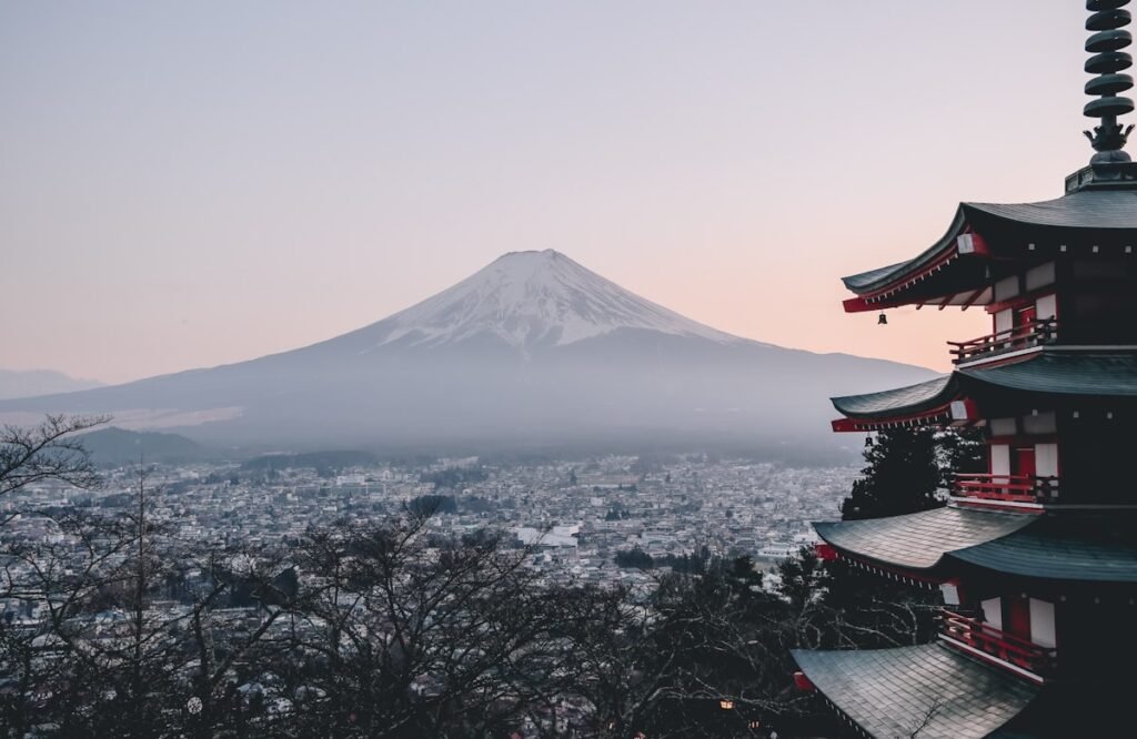 Templo em Kyoto com árvores de cerejeira